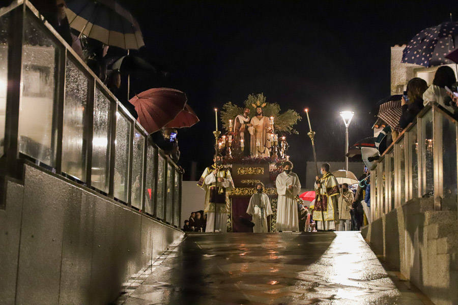 La lluvia no impidió el estreno del Cristo del Perdón en el Lunes Santo.