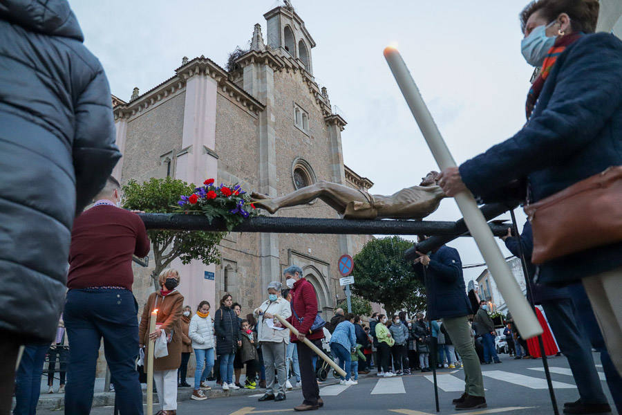 Viacrucis parroquial en la iglesia de San Juan el Viernes de Dolores.