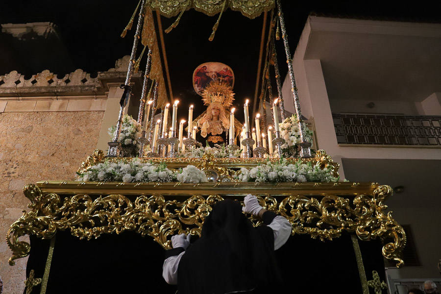 Solemnidad y silencio para acompañar al Cristo Yacente y La Soledad.