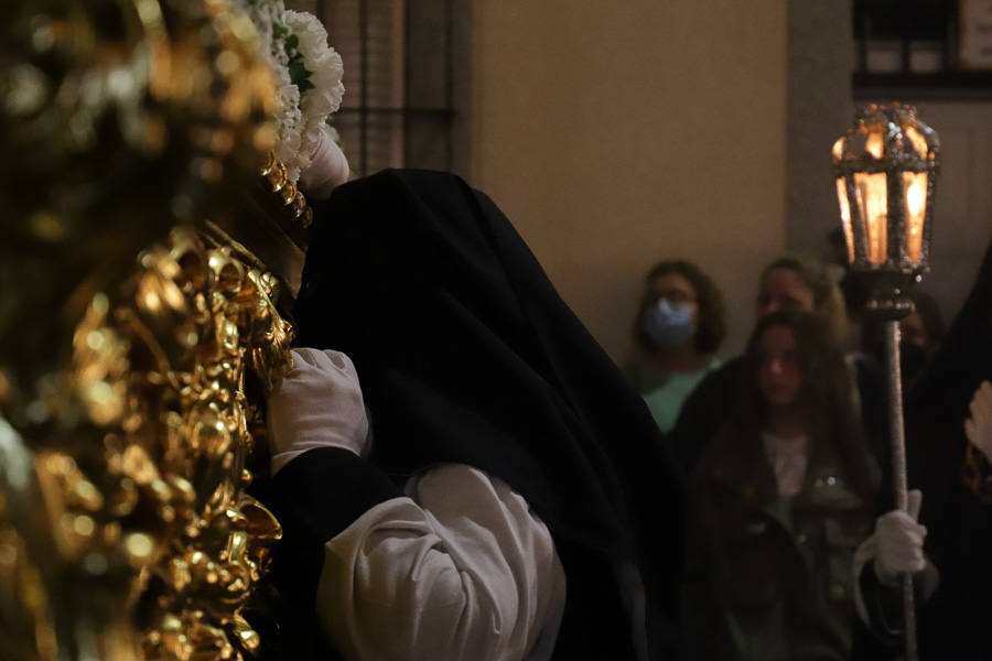 Solemnidad y silencio para acompañar al Cristo Yacente y La Soledad.