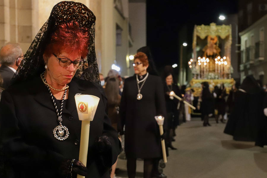 Solemnidad y silencio para acompañar al Cristo Yacente y La Soledad.
