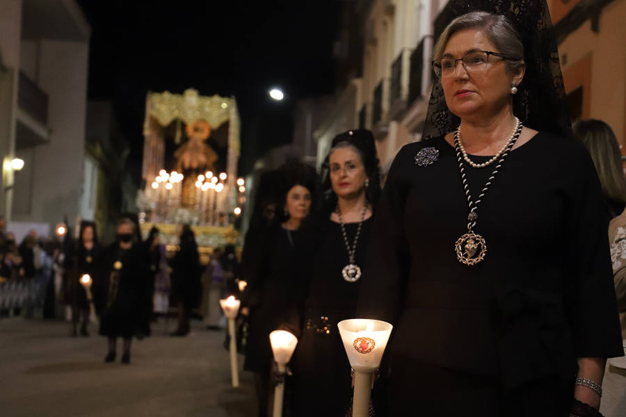 Solemnidad y silencio para acompañar al Cristo Yacente y La Soledad.