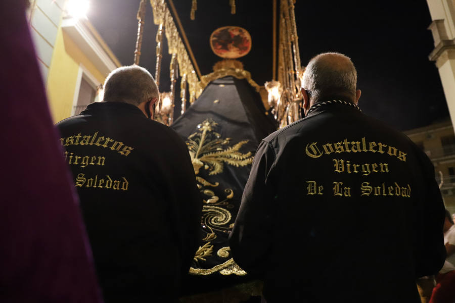 Solemnidad y silencio para acompañar al Cristo Yacente y La Soledad.