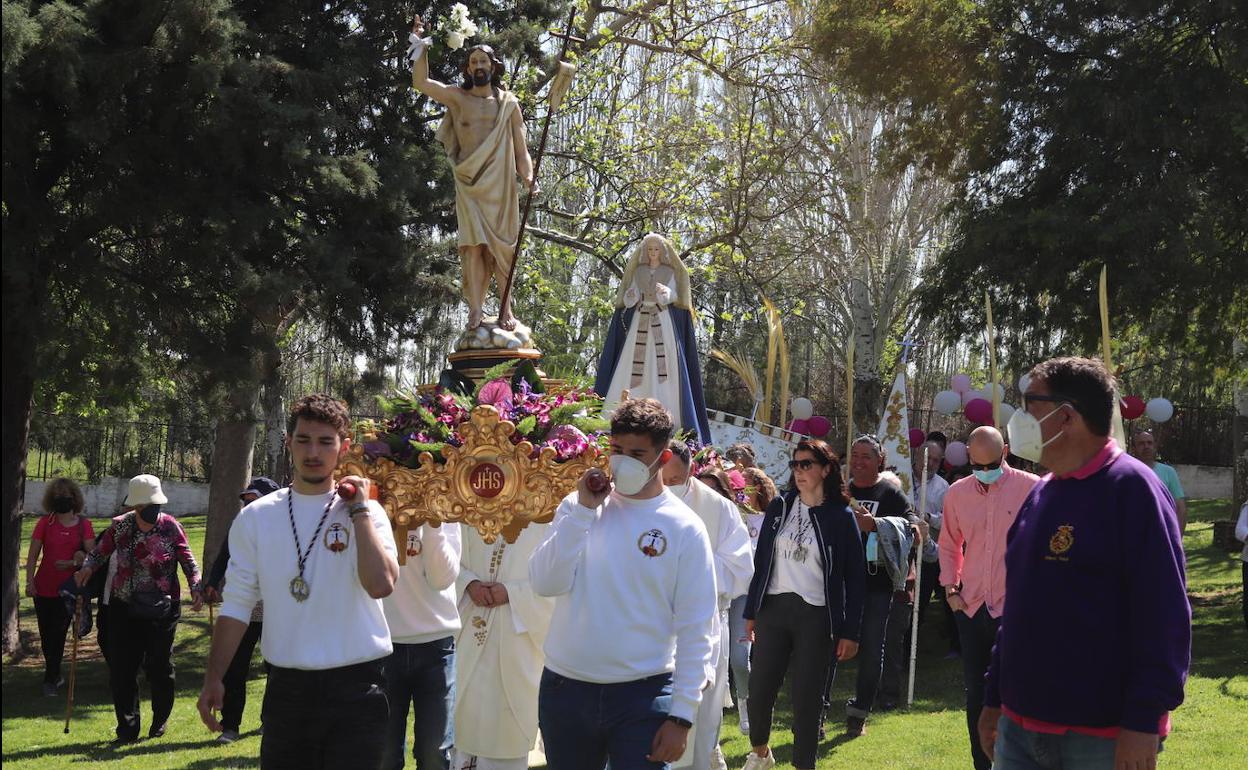 Procesión alrededor de la ermita de las Cruces. 