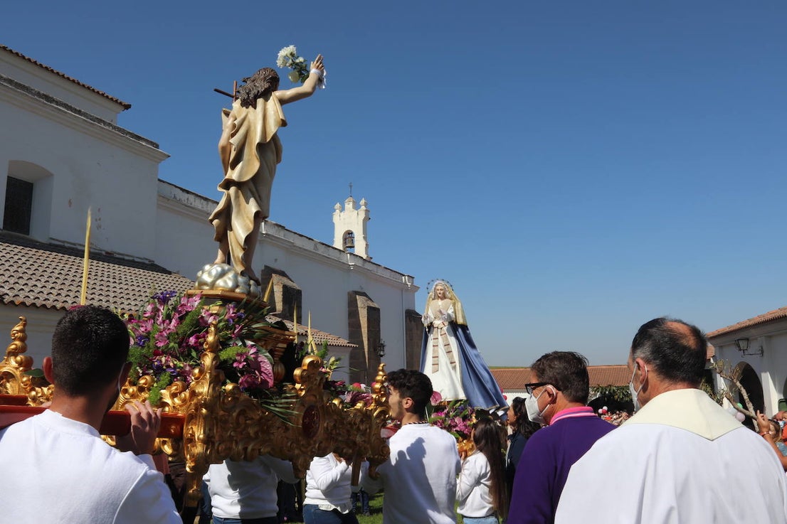 Procesión alrededor de la ermita de las Cruces.