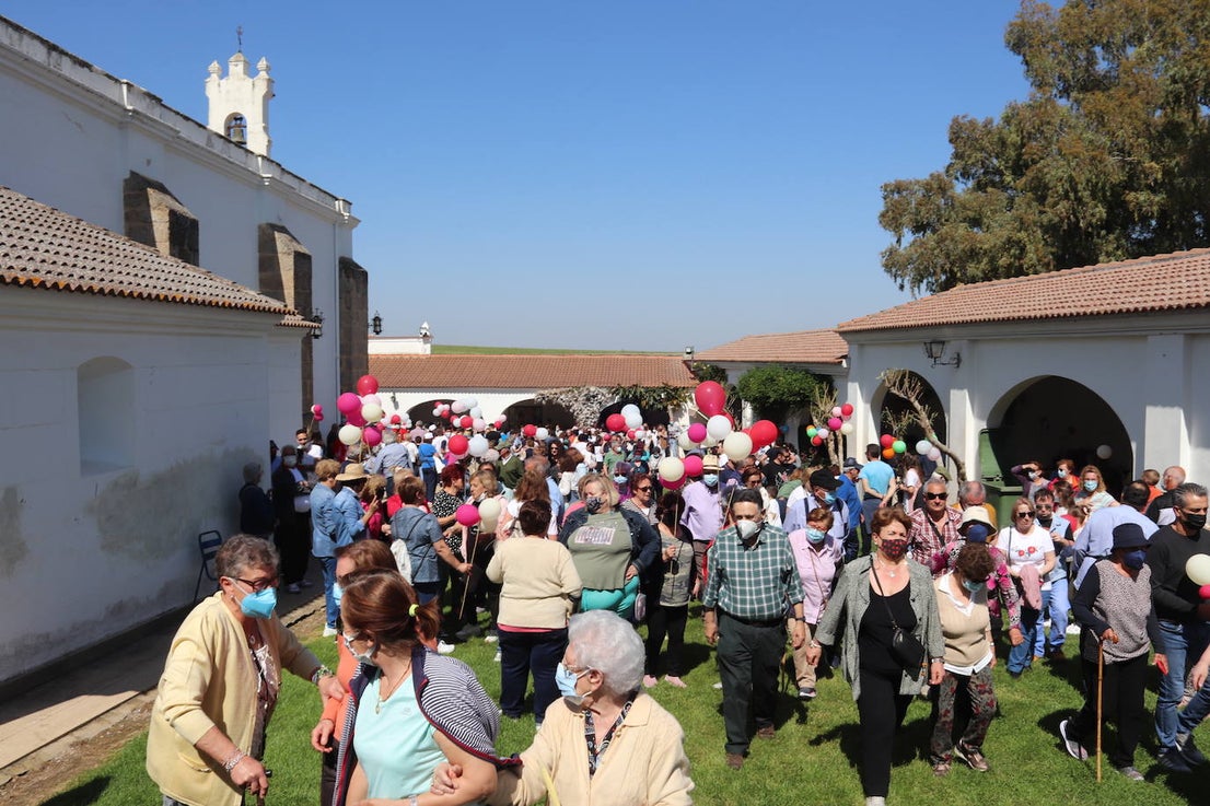 Procesión alrededor de la ermita de las Cruces.