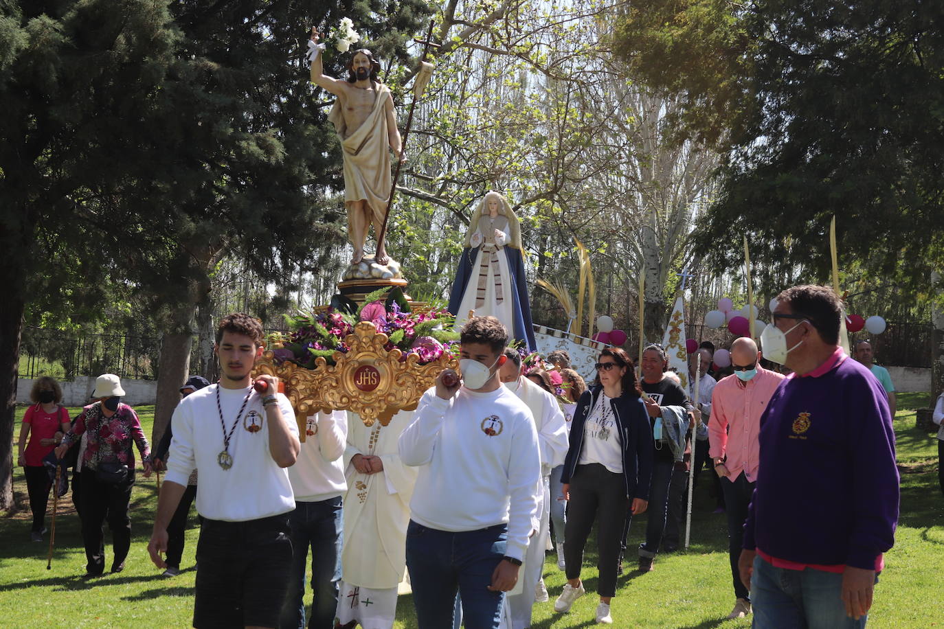 Procesión alrededor de la ermita de las Cruces.