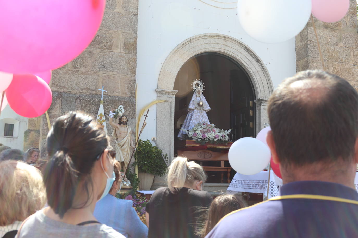 Procesión alrededor de la ermita de las Cruces.