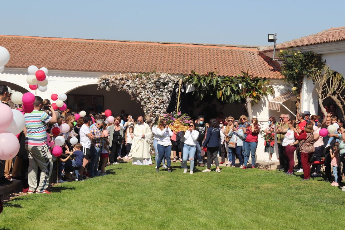 Procesión alrededor de la ermita de las Cruces.