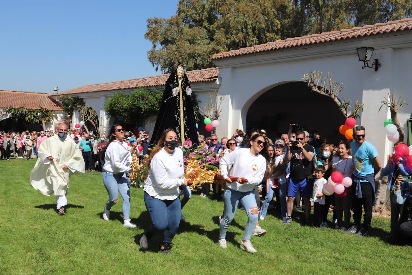 Procesión alrededor de la ermita de las Cruces.