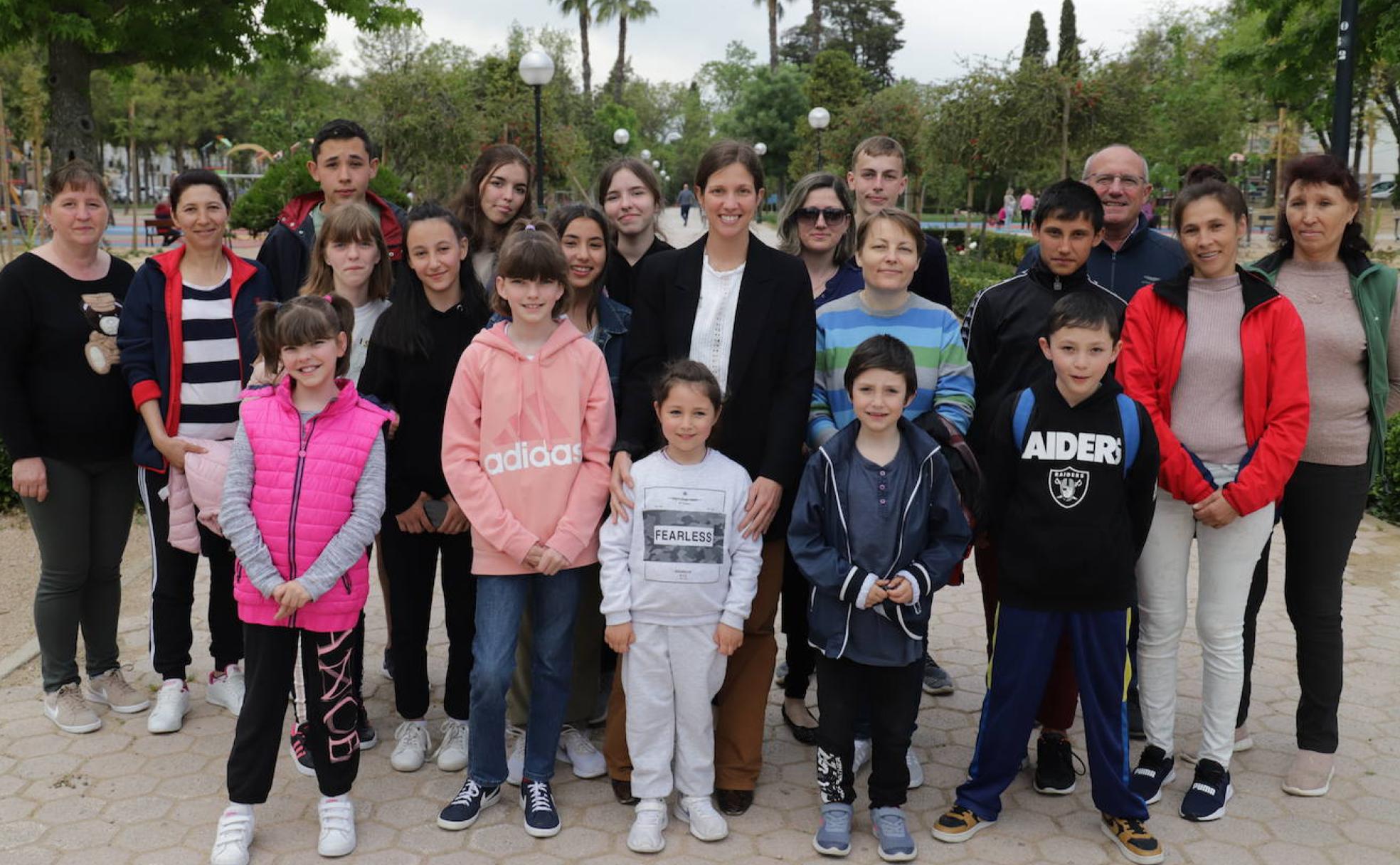 Las tres familias junto a Natalia y Francisco García-Camacho, y Alesia, ucraniana que reside desde hace varios años en Don Benito. 