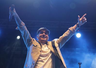 Imagen secundaria 1 - Antes de la actuación de Ana Mena, el público disfrutó de la música de Miguel Carrasco y Lorena Santos. 