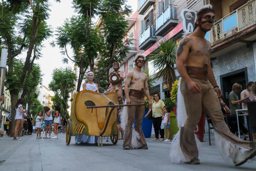 La zona comercial disfrutó del pasacalles 'Dioses y Monstruos'
