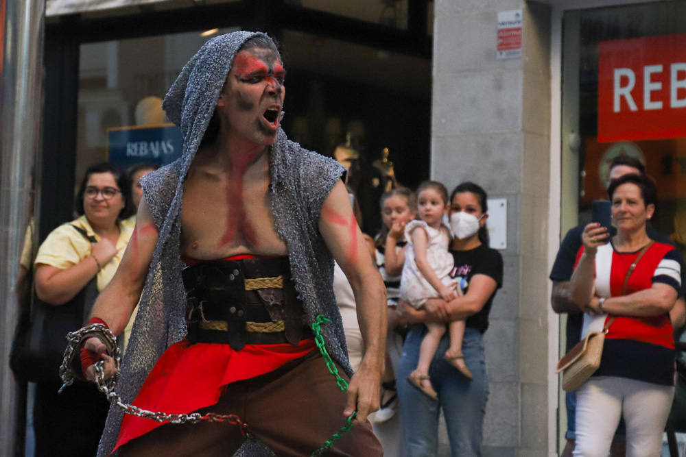 La zona comercial disfrutó del pasacalles 'Dioses y Monstruos'