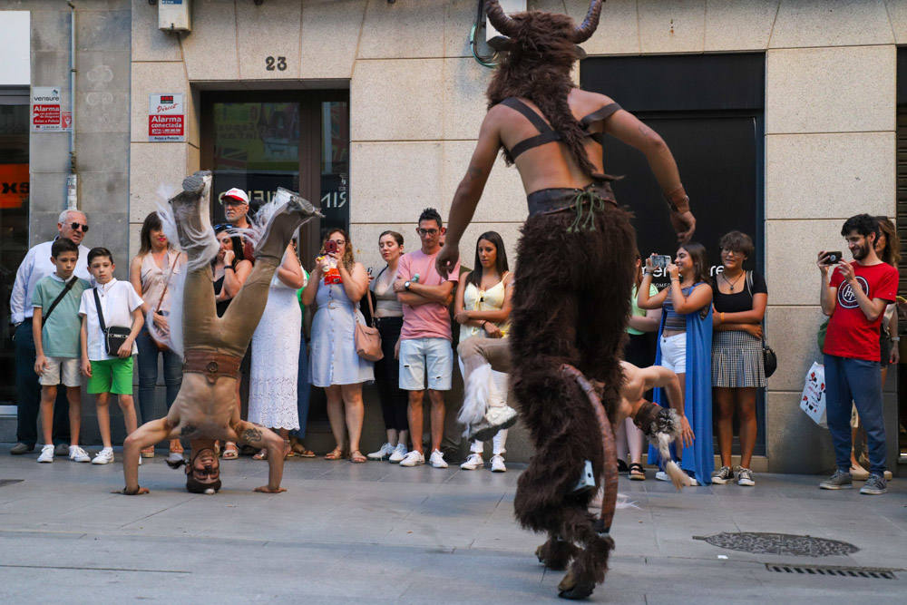 La zona comercial disfrutó con el pasacalles 'Dioses y monstruos'