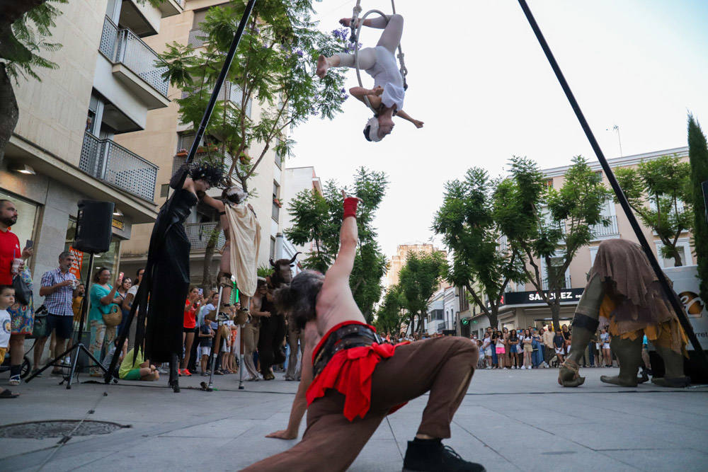 La zona comercial disfrutó del pasacalles 'Dioses y Monstruos'