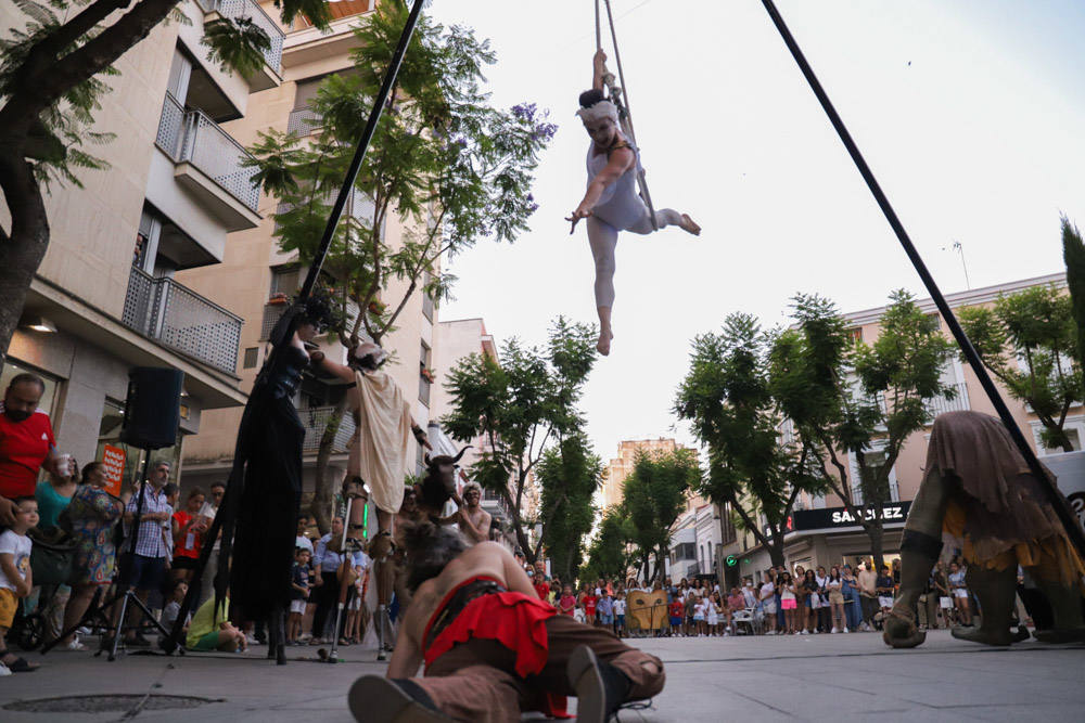 La zona comercial disfrutó del pasacalles 'Dioses y Monstruos'