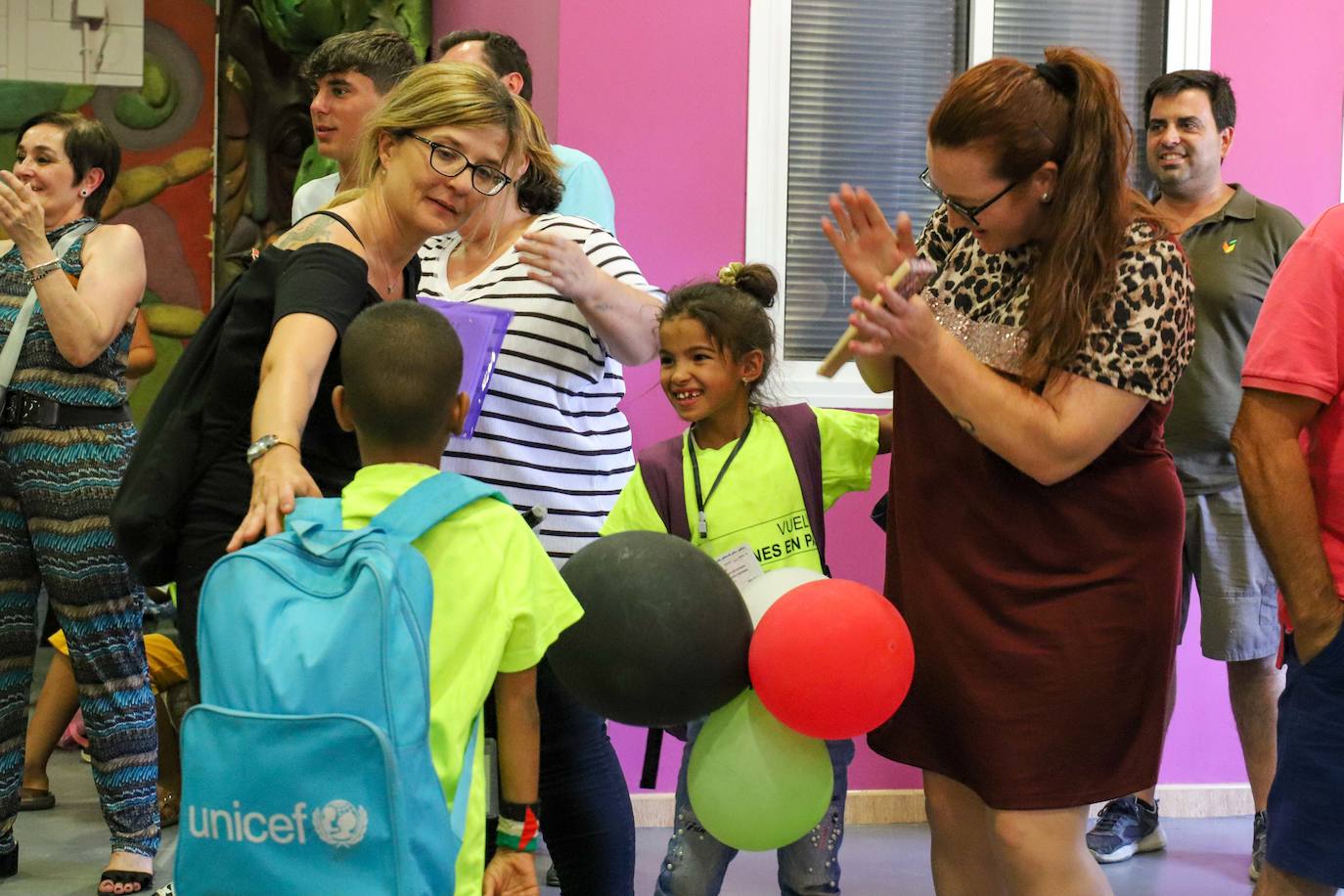 Niños y mayores se han emocionado con la llegada a Don Benito.
