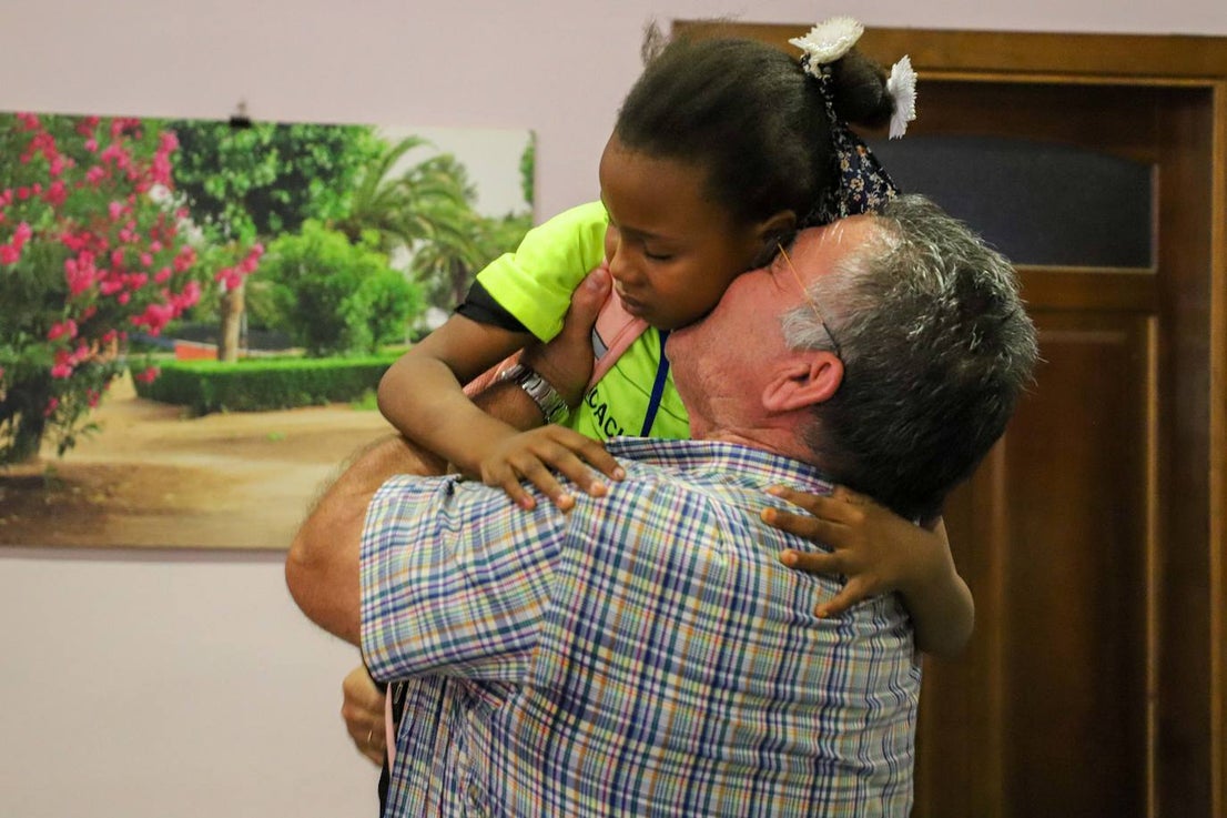 Niños y mayores se han emocionado con la llegada a Don Benito.