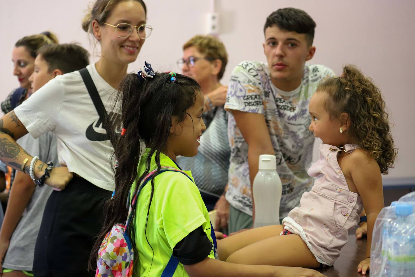 Niños y mayores se han emocionado con la llegada a Don Benito.