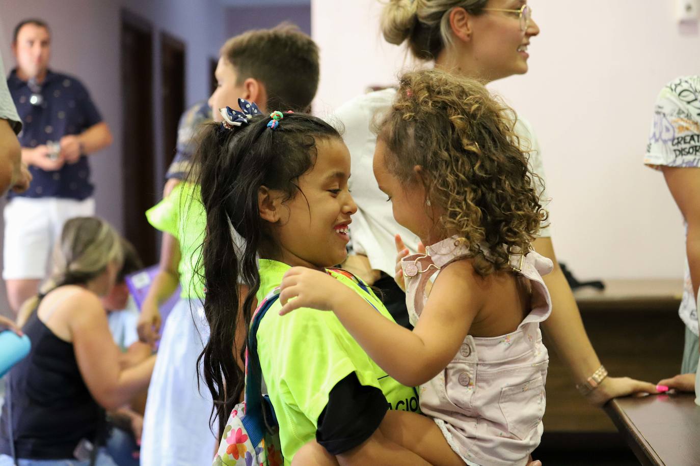 Niños y mayores se han emocionado con la llegada a Don Benito.