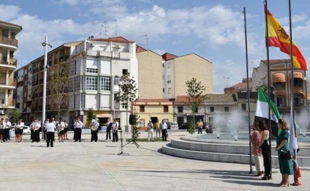 Cuatro ciudadanos izarán las banderas el Día de Extremadura
