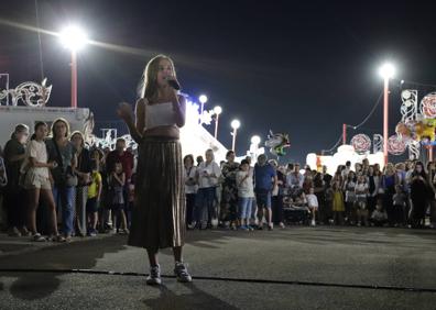 Imagen secundaria 1 - Gonzalo y Patri pulsaron el botón de encendido tras las actuacioens de Paula Paredes y Ainhoa Flores. 