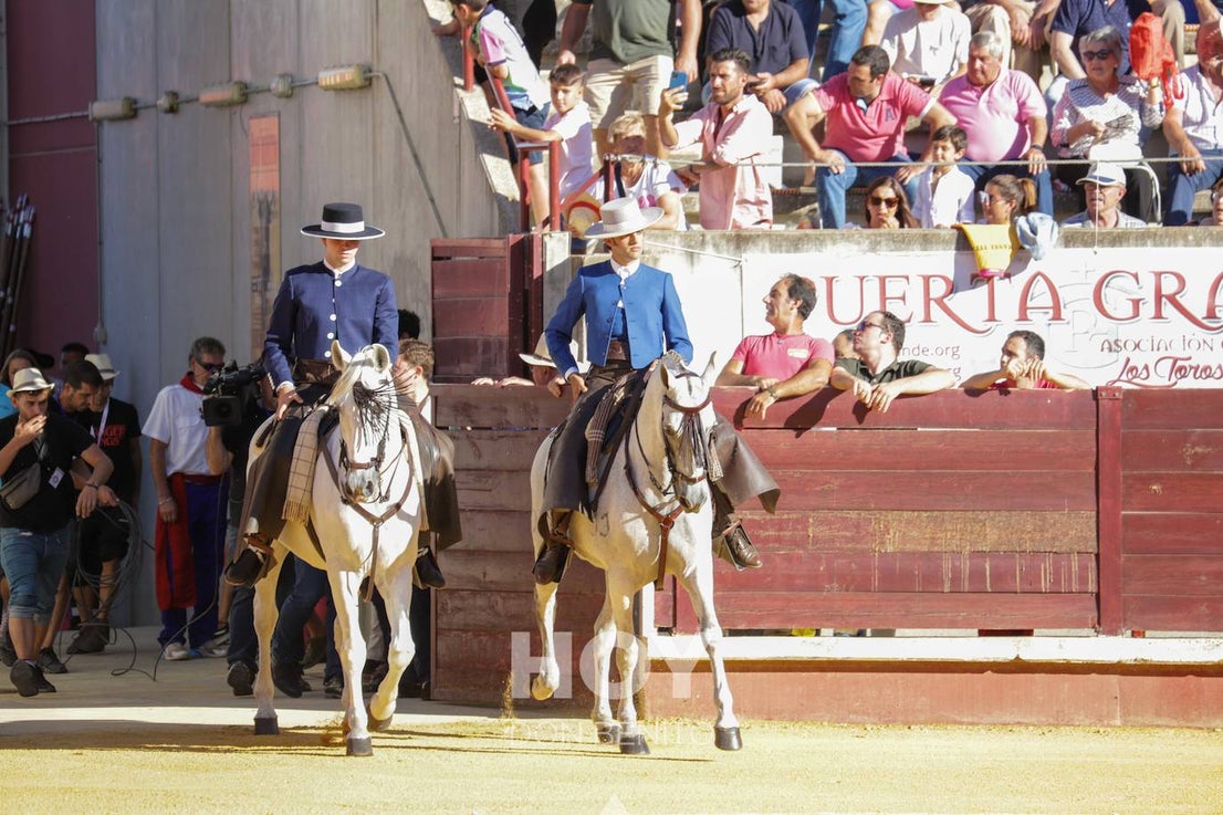 Corrida de toros mixta en la plaza de toros de Don Benito con motivo del día de Extremadura. 