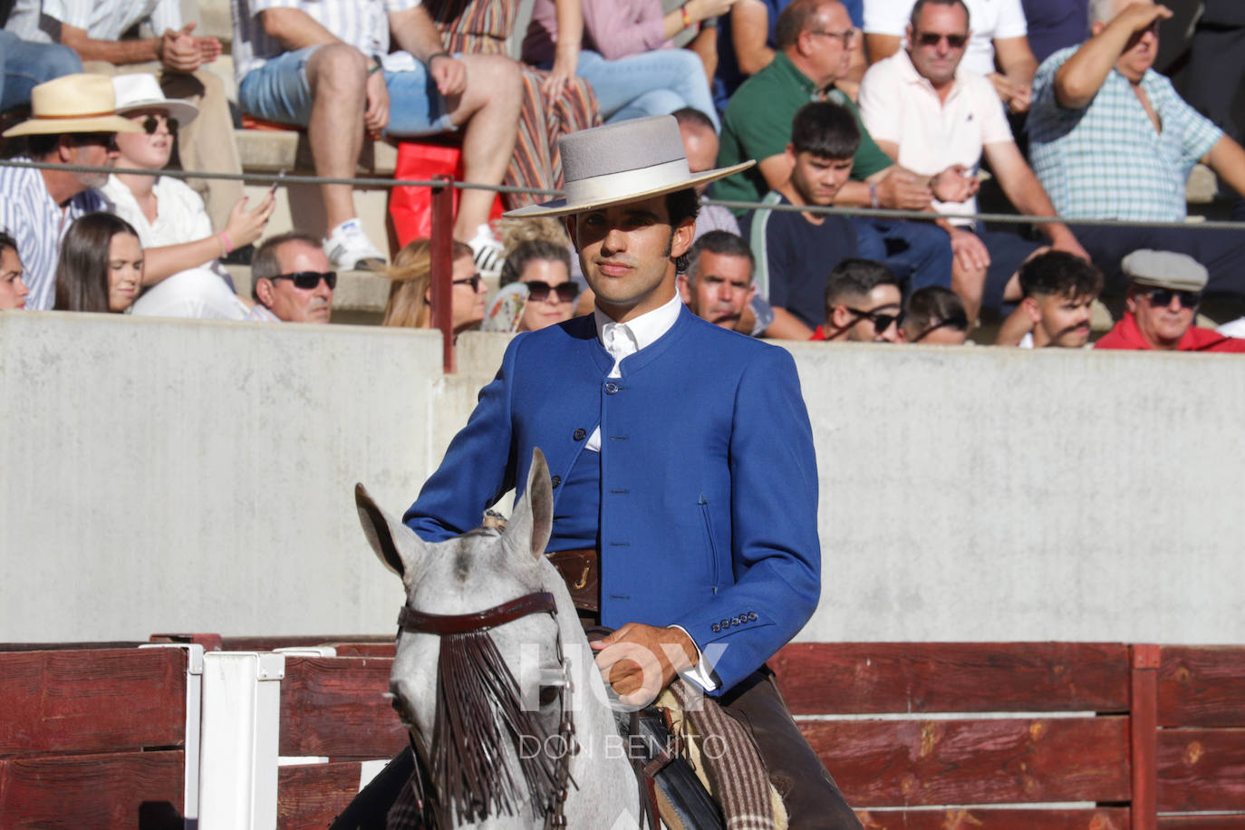 Corrida de toros mixta en la plaza de toros de Don Benito con motivo del día de Extremadura. 