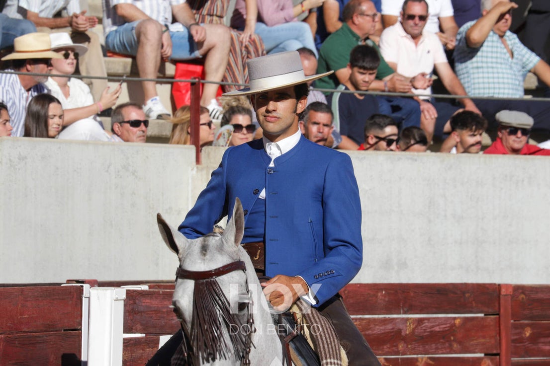 Corrida de toros mixta en la plaza de toros de Don Benito con motivo del día de Extremadura. 