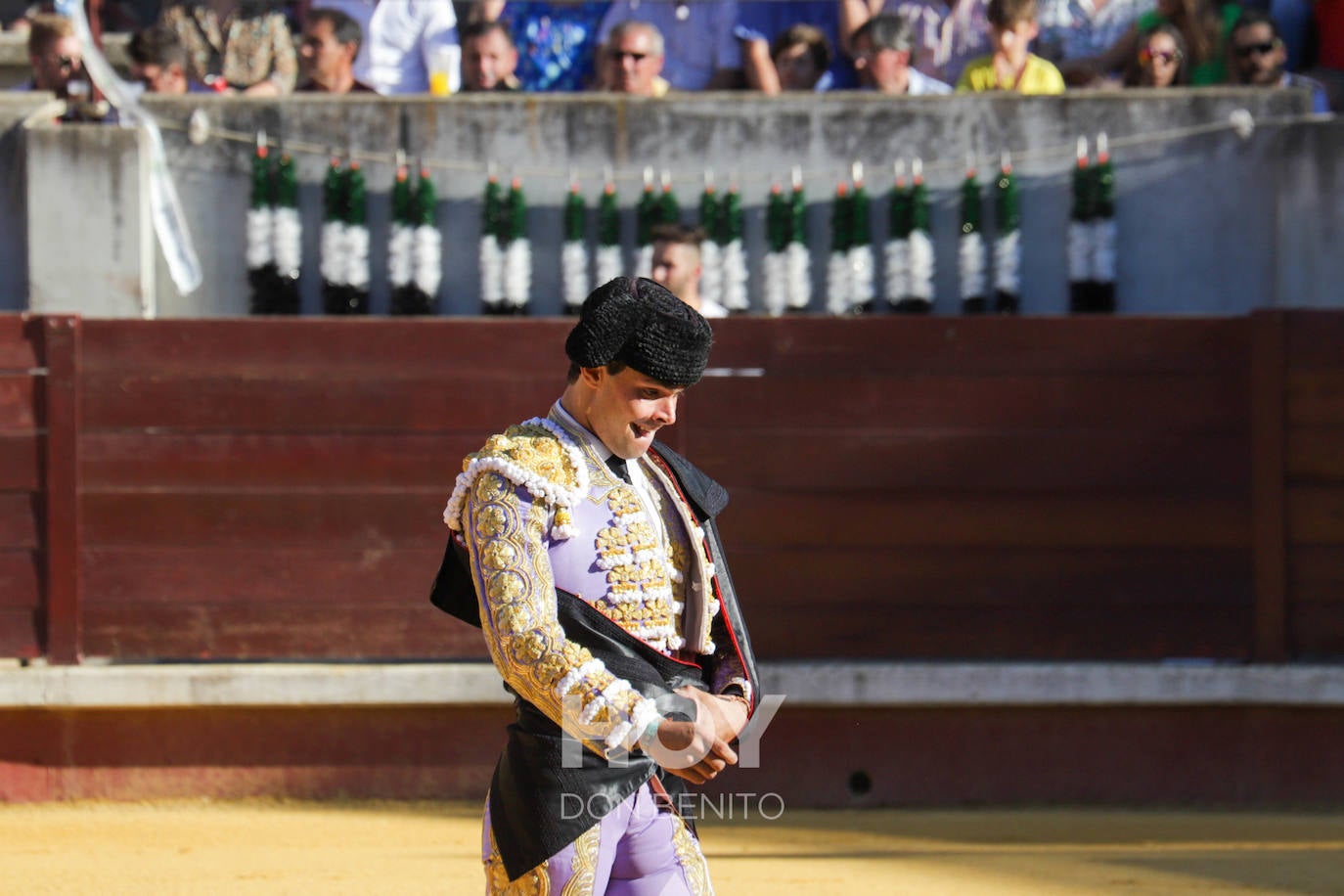 Corrida de toros mixta en la plaza de toros de Don Benito con motivo del día de Extremadura. 