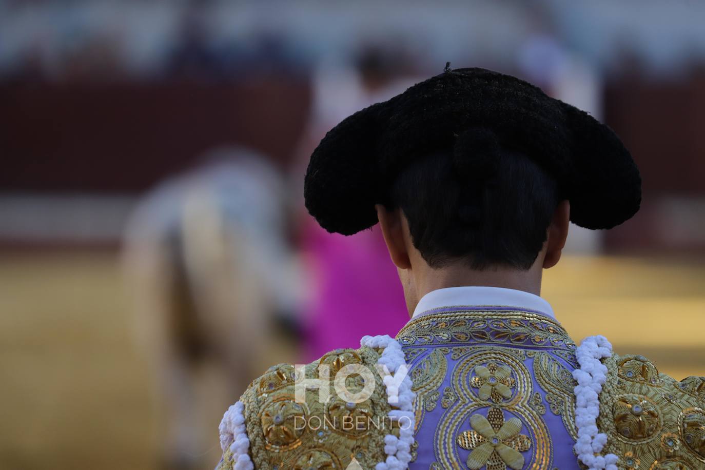 Corrida de toros mixta en la plaza de toros de Don Benito con motivo del día de Extremadura. 