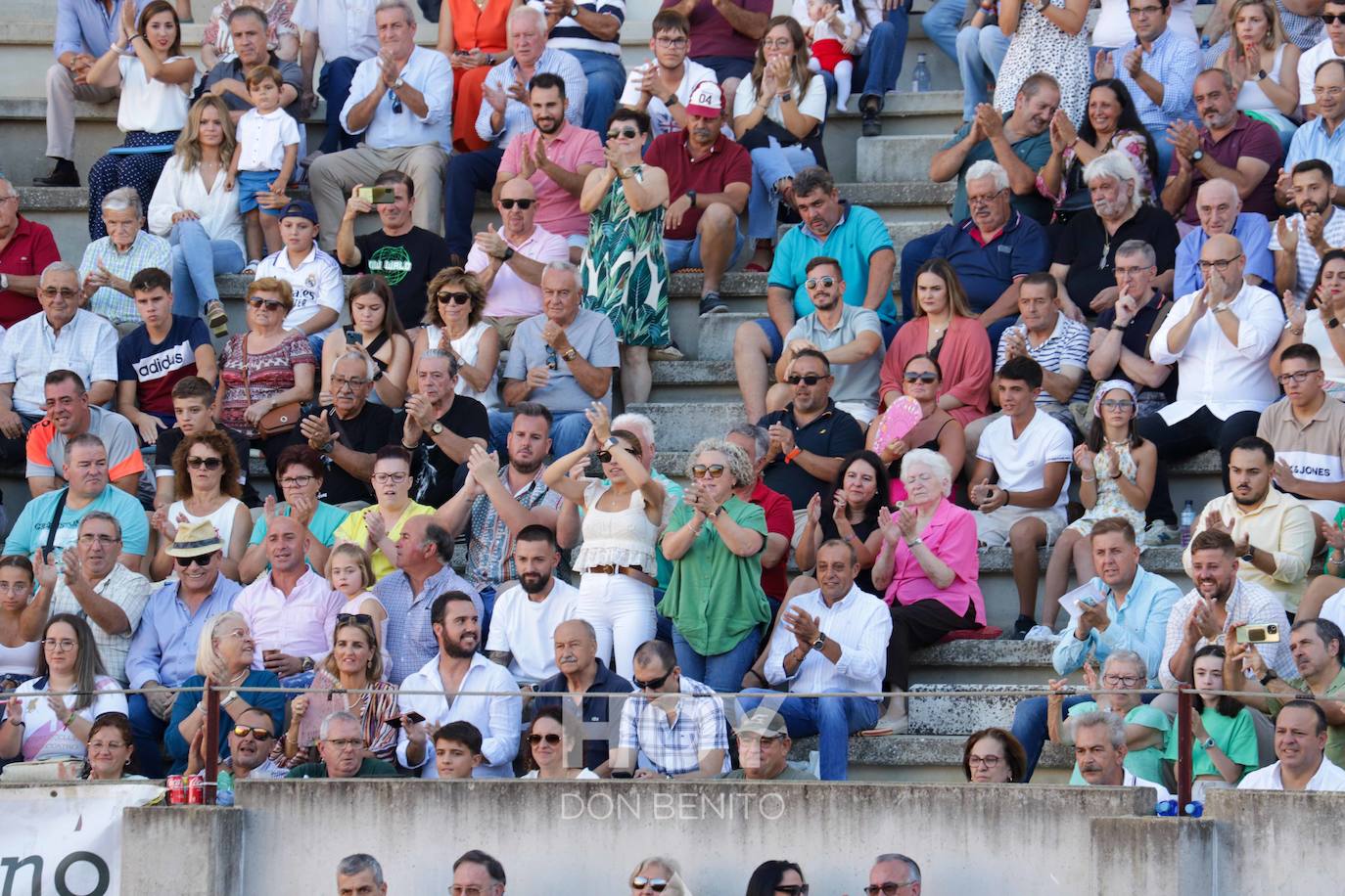 Corrida de toros mixta en la plaza de toros de Don Benito con motivo del día de Extremadura. 