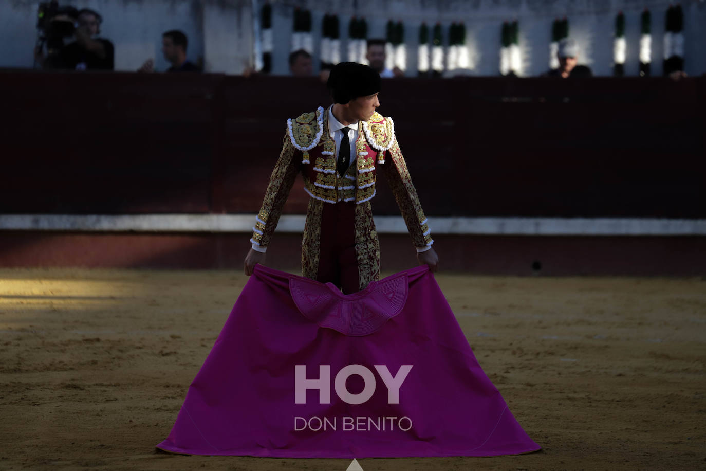 Corrida de toros mixta en la plaza de toros de Don Benito con motivo del día de Extremadura. 