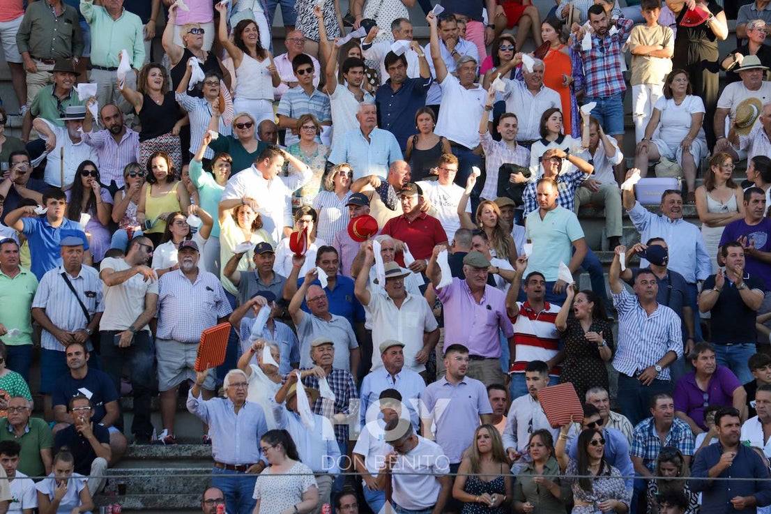 Corrida de toros mixta en la plaza de toros de Don Benito con motivo del día de Extremadura. 