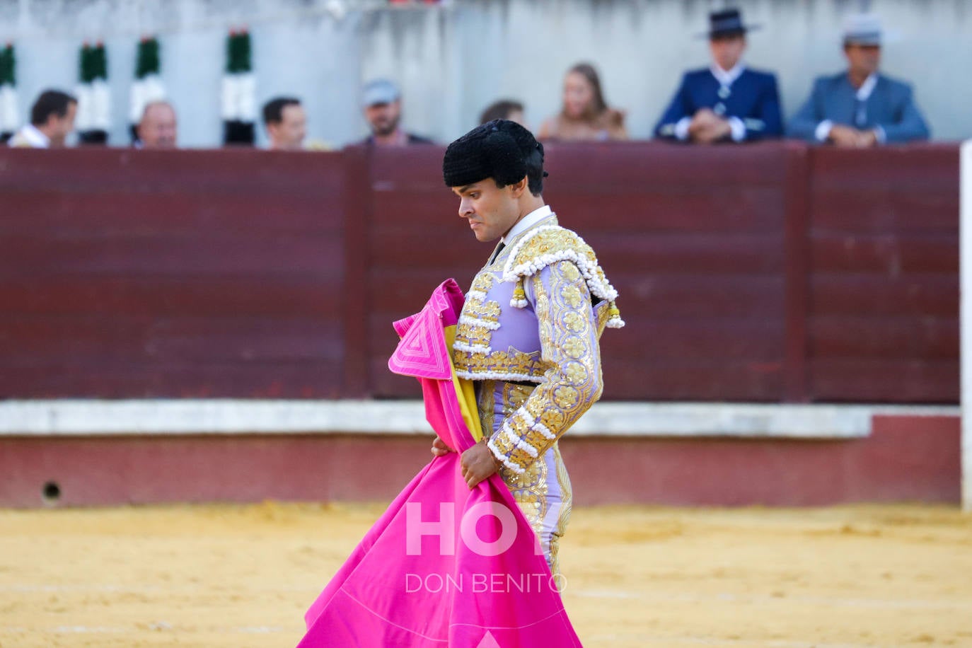 Corrida de toros mixta en la plaza de toros de Don Benito con motivo del día de Extremadura. 