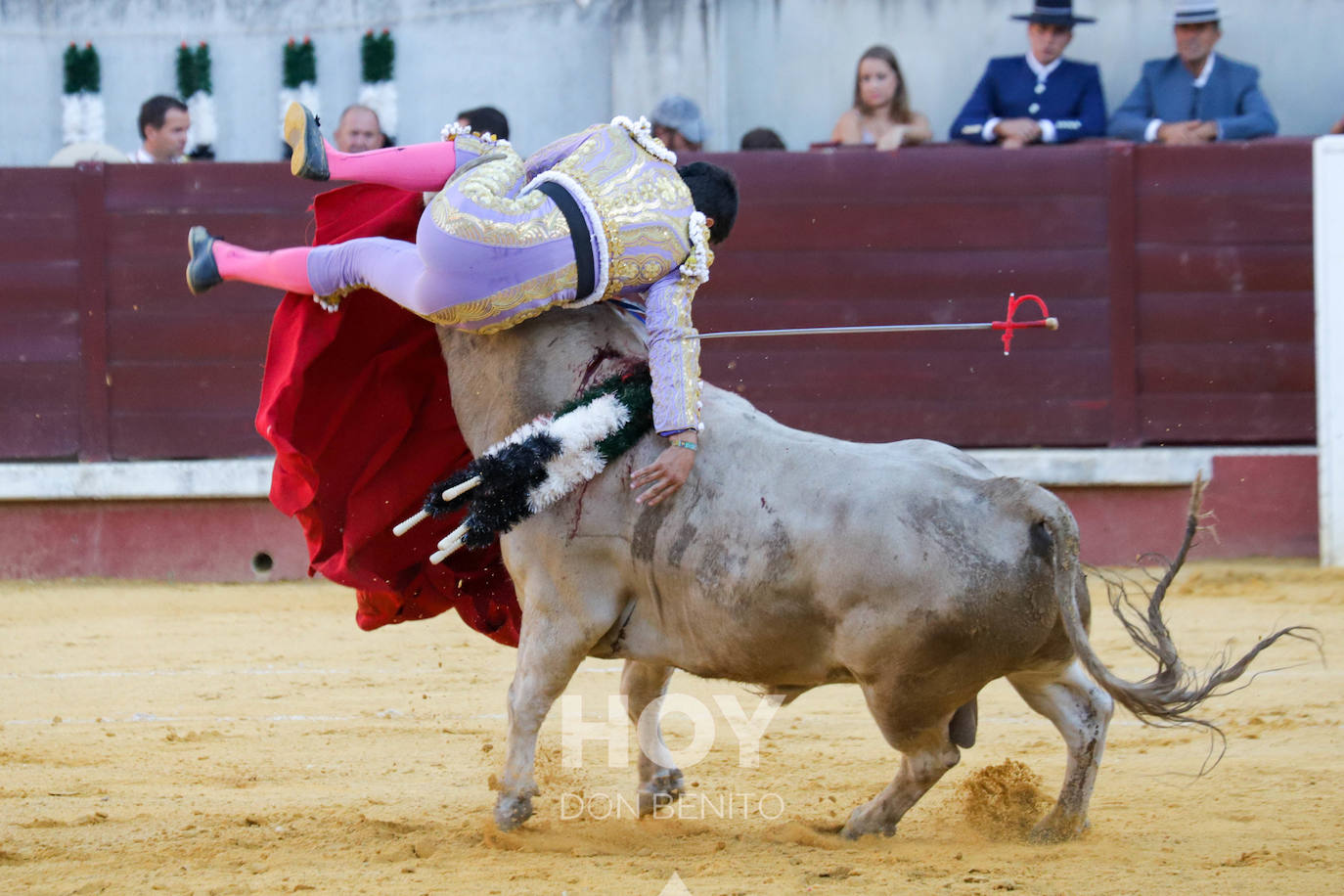 Corrida de toros mixta en la plaza de toros de Don Benito con motivo del día de Extremadura. 