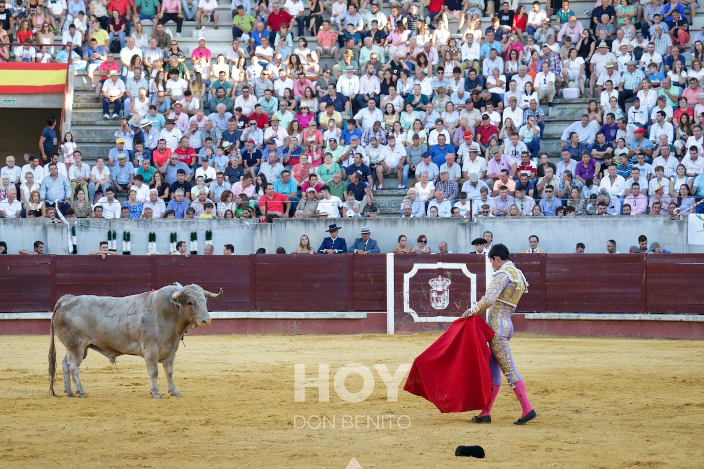 Corrida de toros mixta en la plaza de toros de Don Benito con motivo del día de Extremadura. 