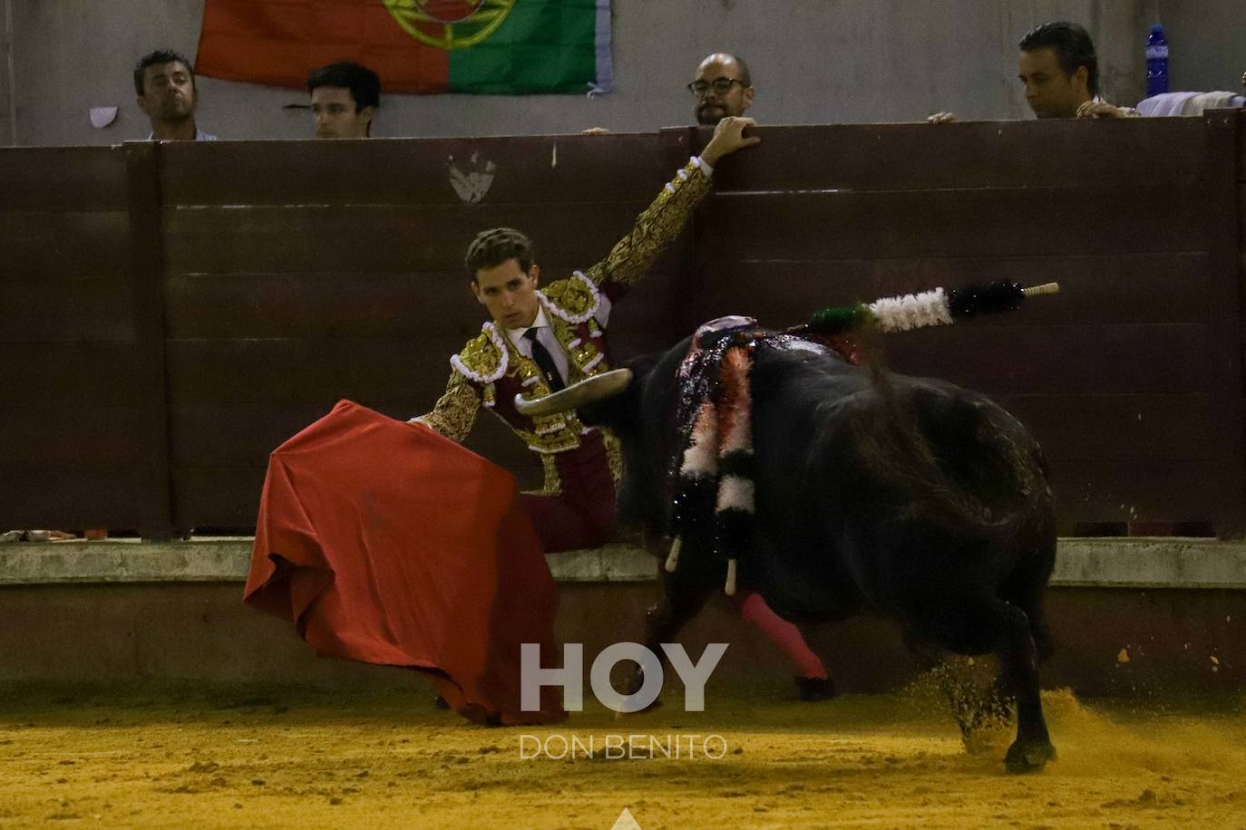 Corrida de toros mixta en la plaza de toros de Don Benito con motivo del día de Extremadura. 
