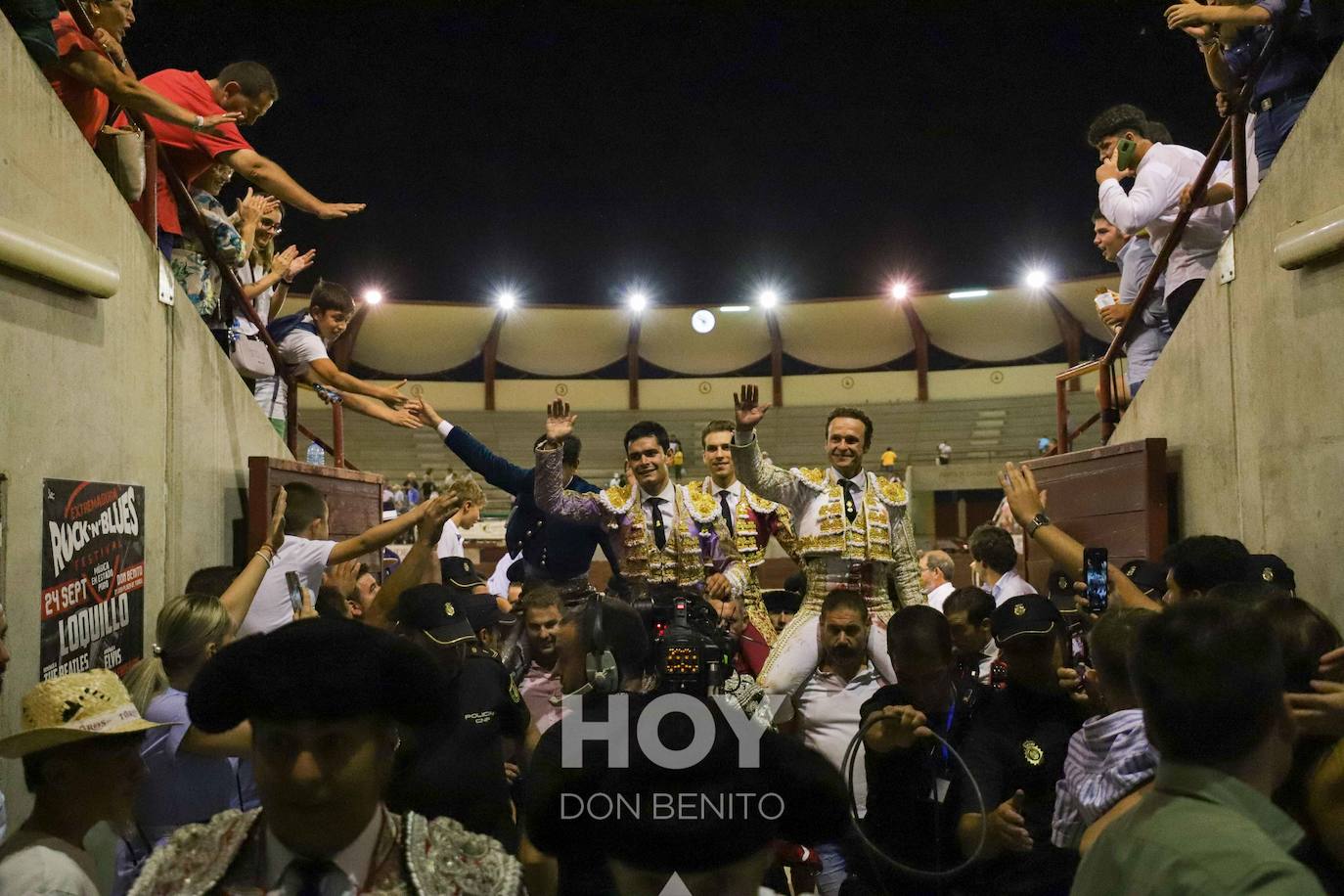 Corrida de toros mixta en la plaza de toros de Don Benito con motivo del día de Extremadura. 