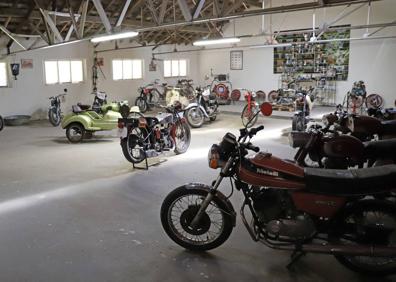 Imagen secundaria 1 - Espacios del museo que cuenta también con motocicletas y otros objetos históricos. 