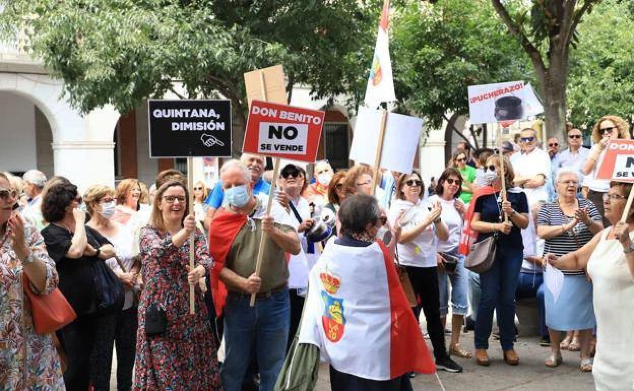 Manifestación del colectivo Siempre Don Benito en la plaza de España. 