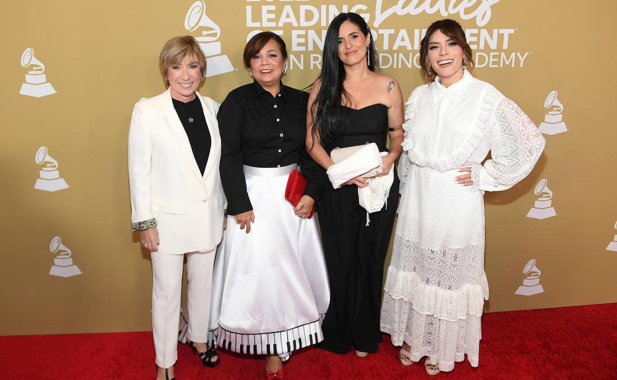 Las premiadas Rosa Lagarrigue, Janina Rosado, Rocío Guerrero y Kany García. 