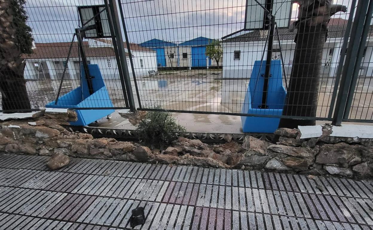 Un vehículo choca contra el muro del colegio Nuestra Señora de Guadalupe