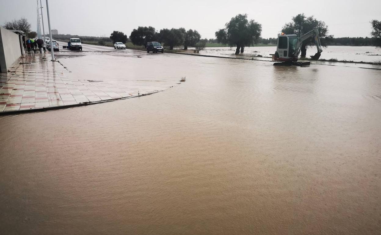 El desbordamiento del Arroyo del Campo provoca inundaciones en el entorno de la antigua harinera