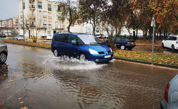 El agua no provoca por el momento incidencias relevantes en Don Benito. 