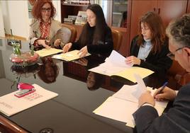 Firma del contrato entre el Ayuntamiento y las herederas.