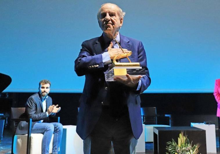 José María García recibió este pasado viernes el premio Santiago Castelo.