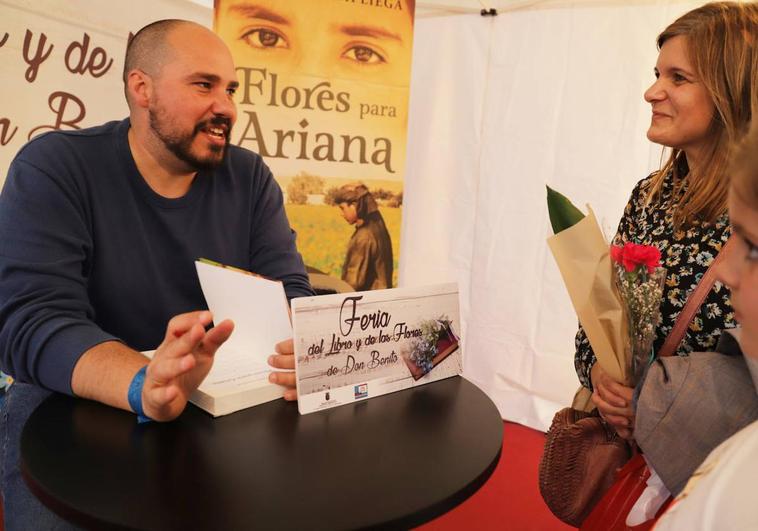 El periodista Antonio Pampliega firmó el viernes ejemplares de 'Flores para Ariana'