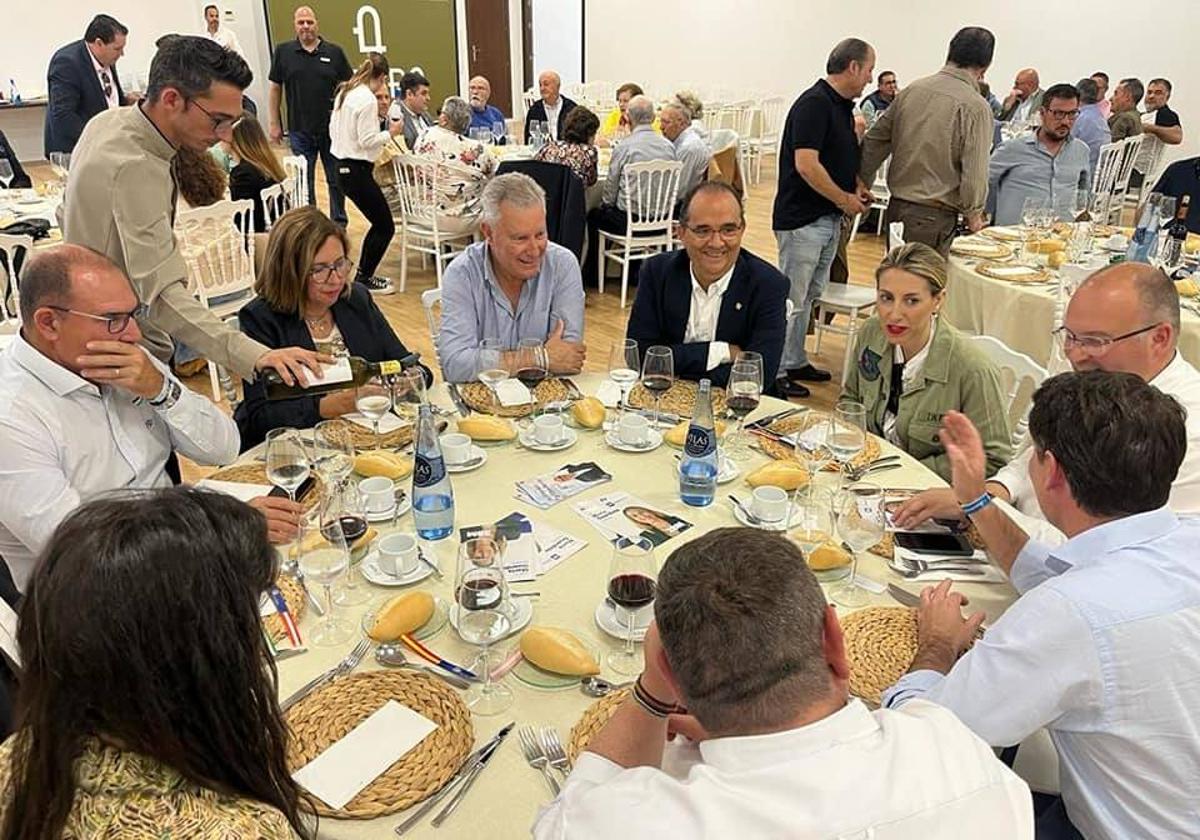 María Guardiola y Pedro Noblejas junto a otros representantes del PP.